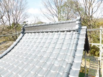 桟瓦葺き,雨仕舞,棟板金