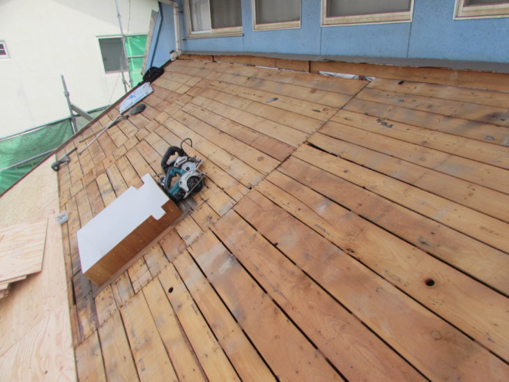 ⑥古い屋根板の上に新しく屋根板を増し張りしていきます。