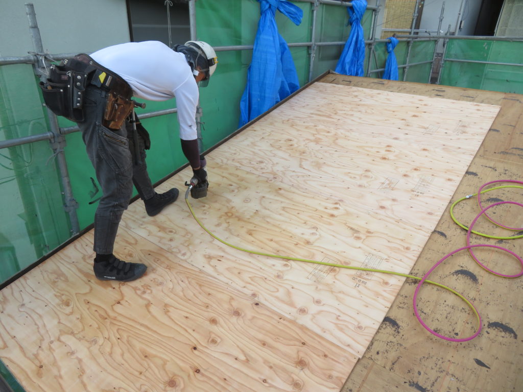 ⑥屋根下地を補強するために古い野地板の上から新しい合板を増し張りしていきます。