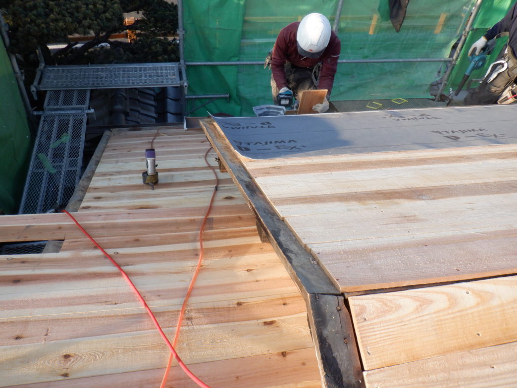 ⑧屋根下地の補強をする為に古い野地板の上から新しく合板を増し張りしていきます。