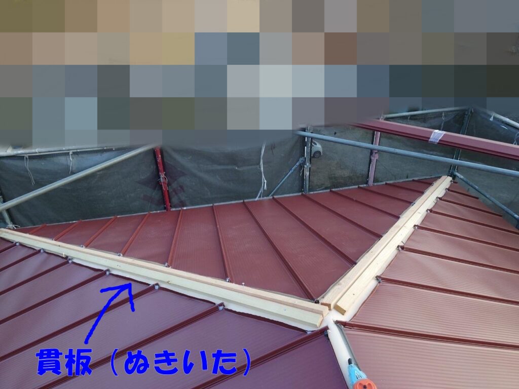 ⑥屋根材の設置ができたら貫板と呼ばれる、棟板金を固定する役目がある板を設置します。
