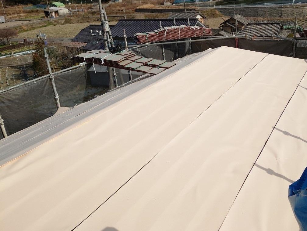 ④屋根材を設置する前にペフと呼ばれる緩衝材を設置します。