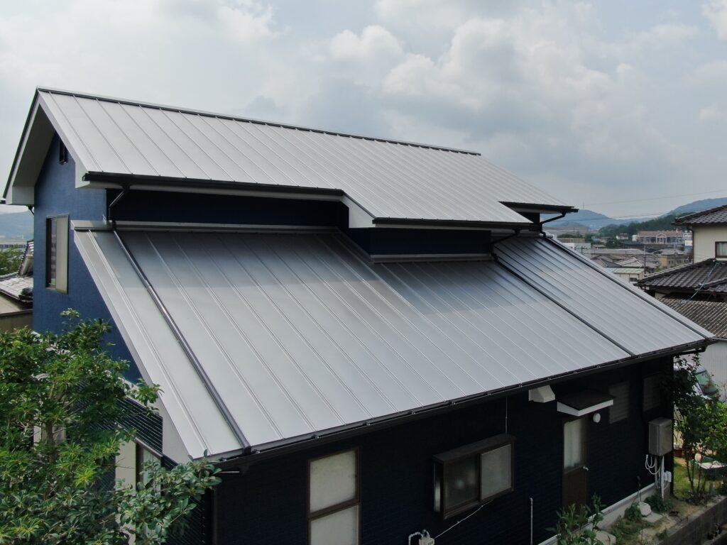 屋根材はワンタッチ333を使用。