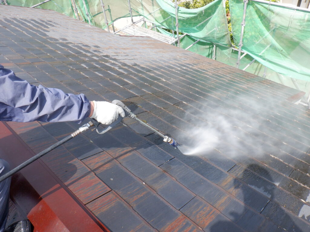 ②新しい屋根材を乗せていく前に古い屋根を水洗いします。