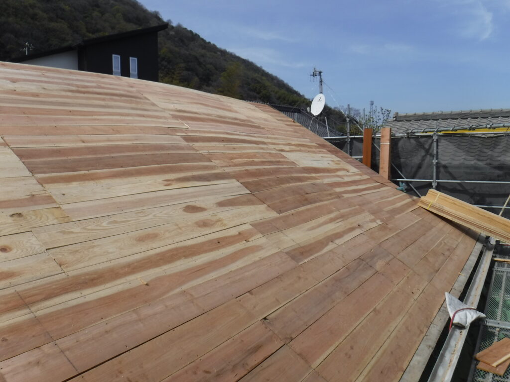 ⑥新しい屋根板（杉板12ｍｍ）を張っていきます。
