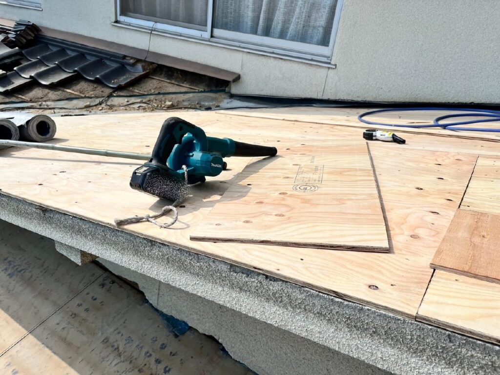 既存の瓦棒を撤去した後、屋根下地の補強をする為に9ｍｍ合板で増し張りを行います。