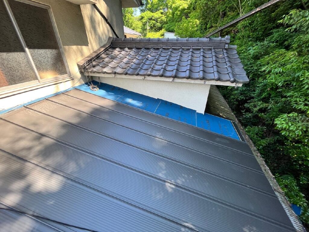 新しい屋根材を設置していきます。