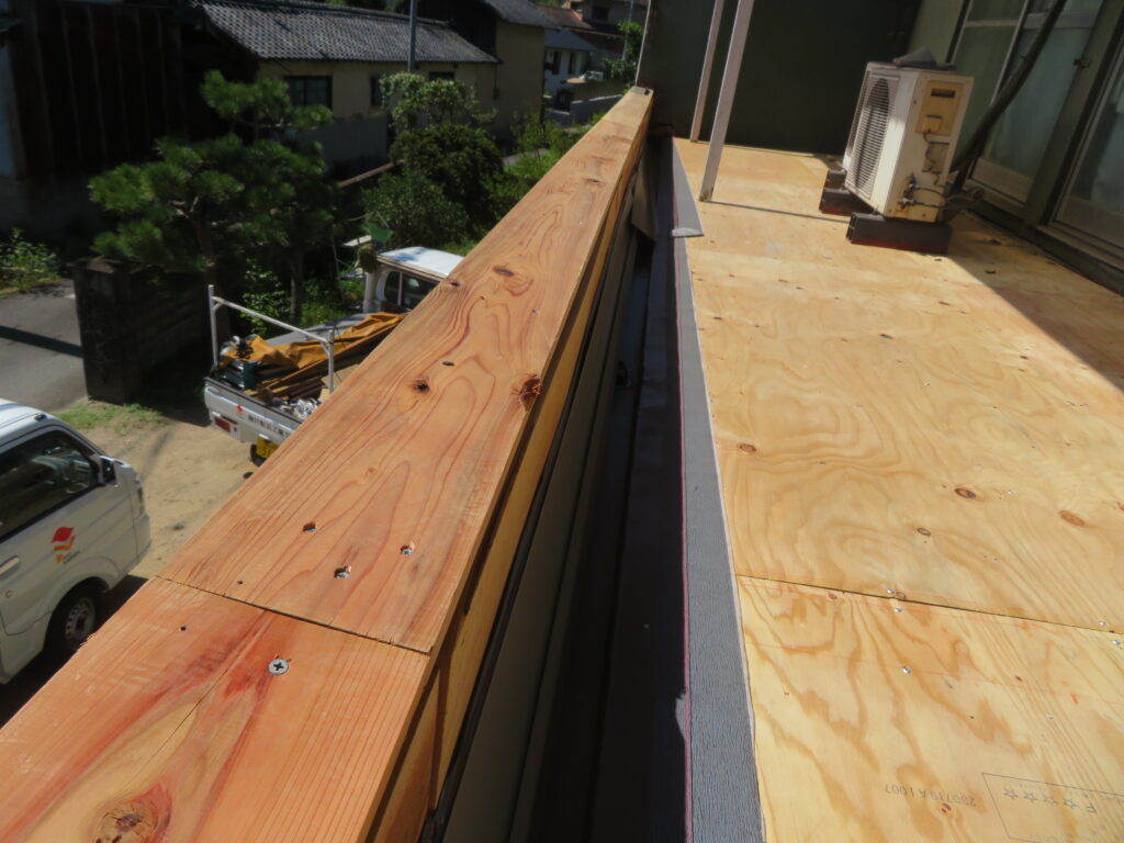 屋根下地の補強をする為に9ｍｍの合板で増し張りをします。