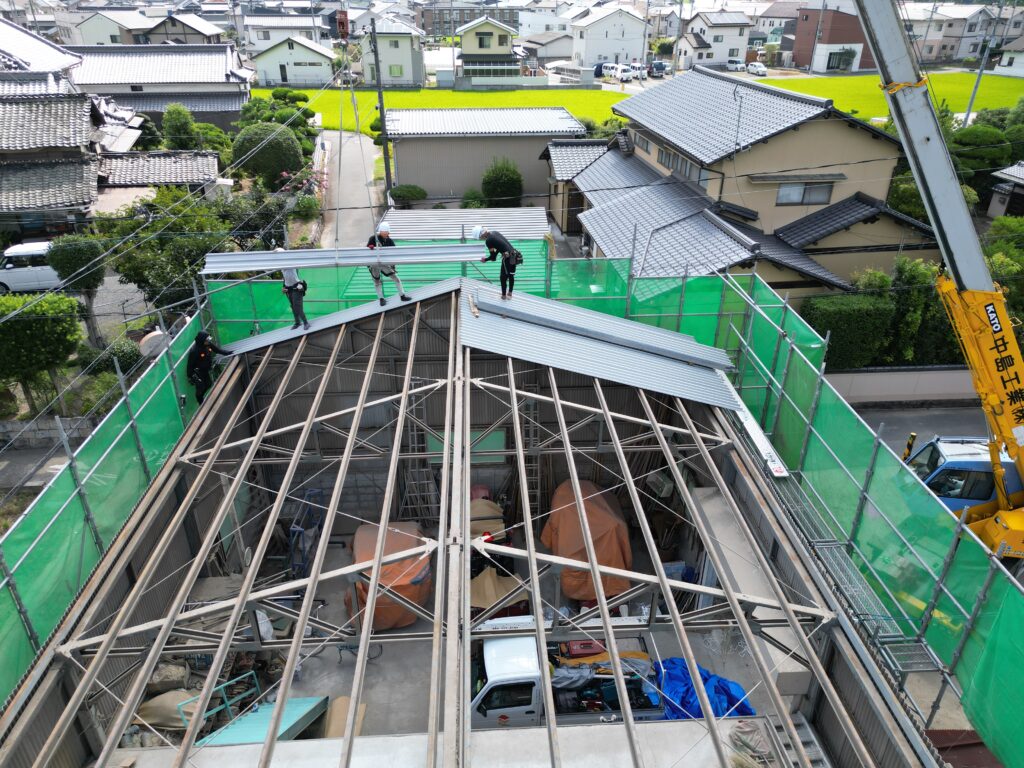 ②新しい屋根材を設置していきます。<br />クレーンを使って屋根材を上げます。