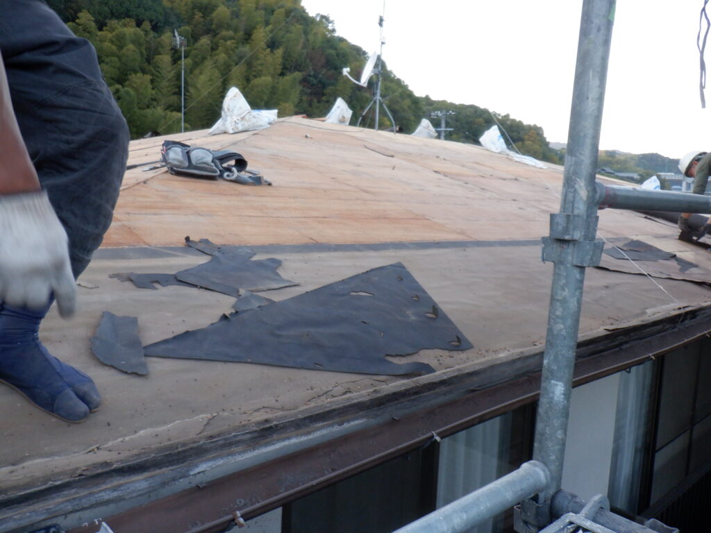 ③古い防水紙、瓦桟を撤去します。屋根下地（野地板）が見える状態になれば解体完了です。