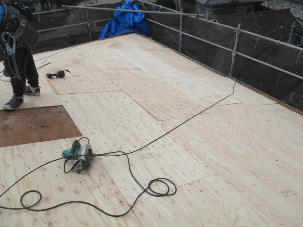④屋根下地の補強をする為に9ｍｍの合板を上に張っていきます。