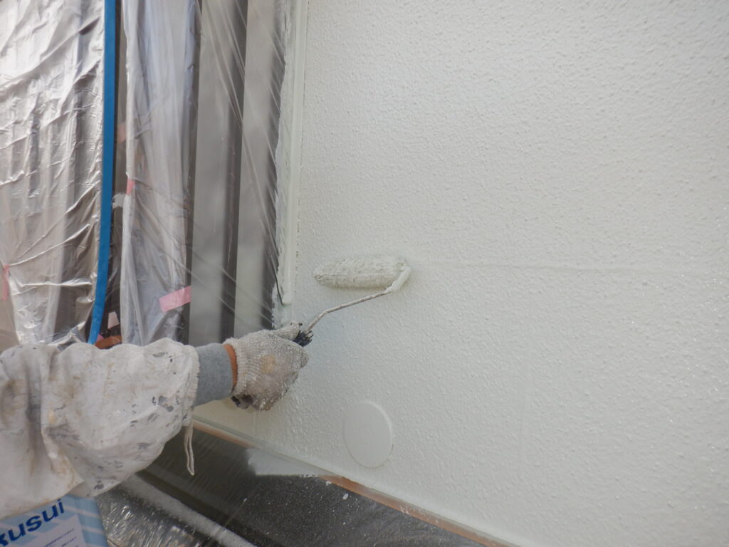 ③上塗り材にはシリコン系の塗料を使用。<br />上塗りは2回行います。