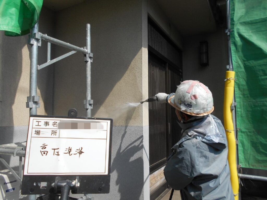 ②高圧洗浄で外壁の汚れを落としていきます。