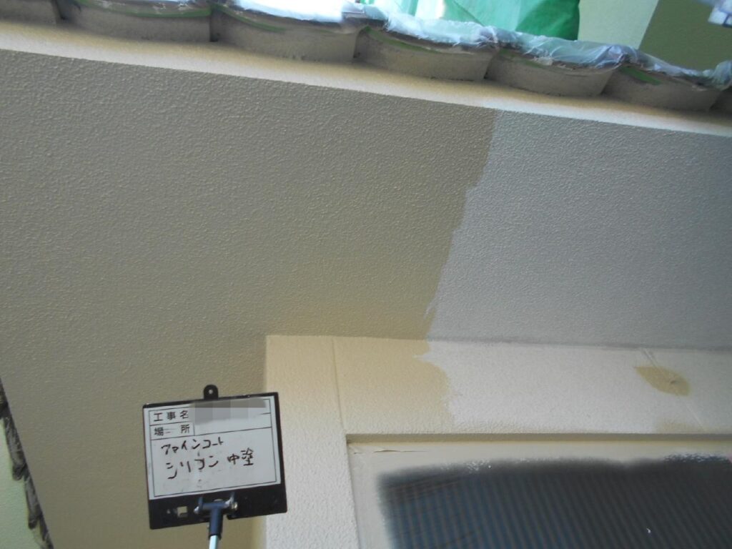 ⑤上塗り材にはシリコン系の塗料を使用します。シリコン塗装は撥水性があり汚れが付きにくい特徴があります。<br />
上塗りの工程は2回行います。