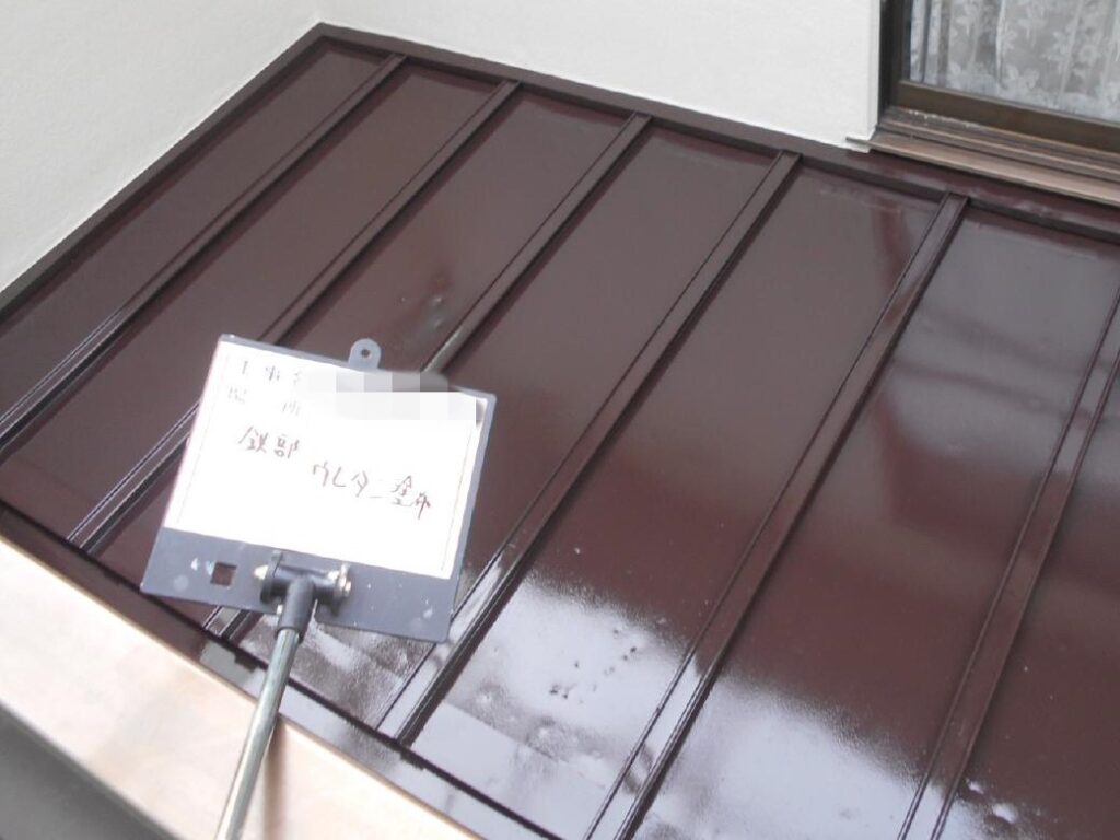 ②鉄部にはウレタン系の塗料を使用します。付着性や耐候性に優れています。<br />
