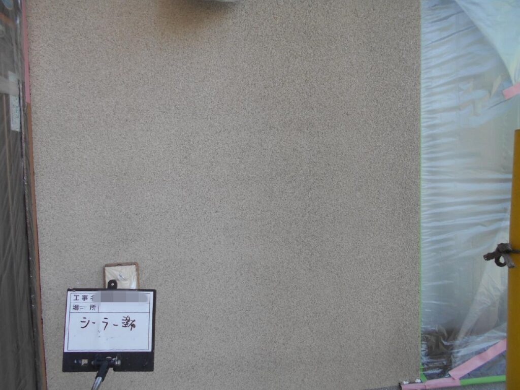 ③養生をした後、壁面と塗料の密着性を高めるシーラーを塗布