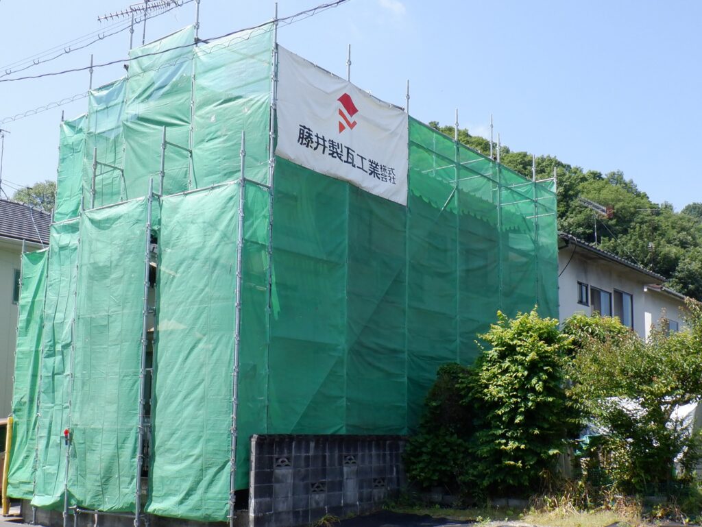 ①足場を設置します。