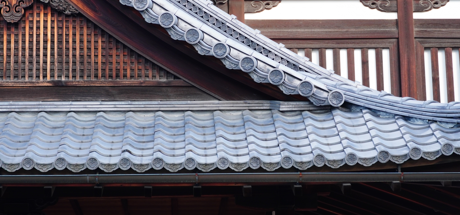 瓦屋根の魅力と日本建築との調和|瓦の歴史と機能性、美的価値について