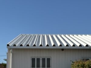 工場や倉庫、カーポートに使用される金属屋根「折板屋根」の特徴とは