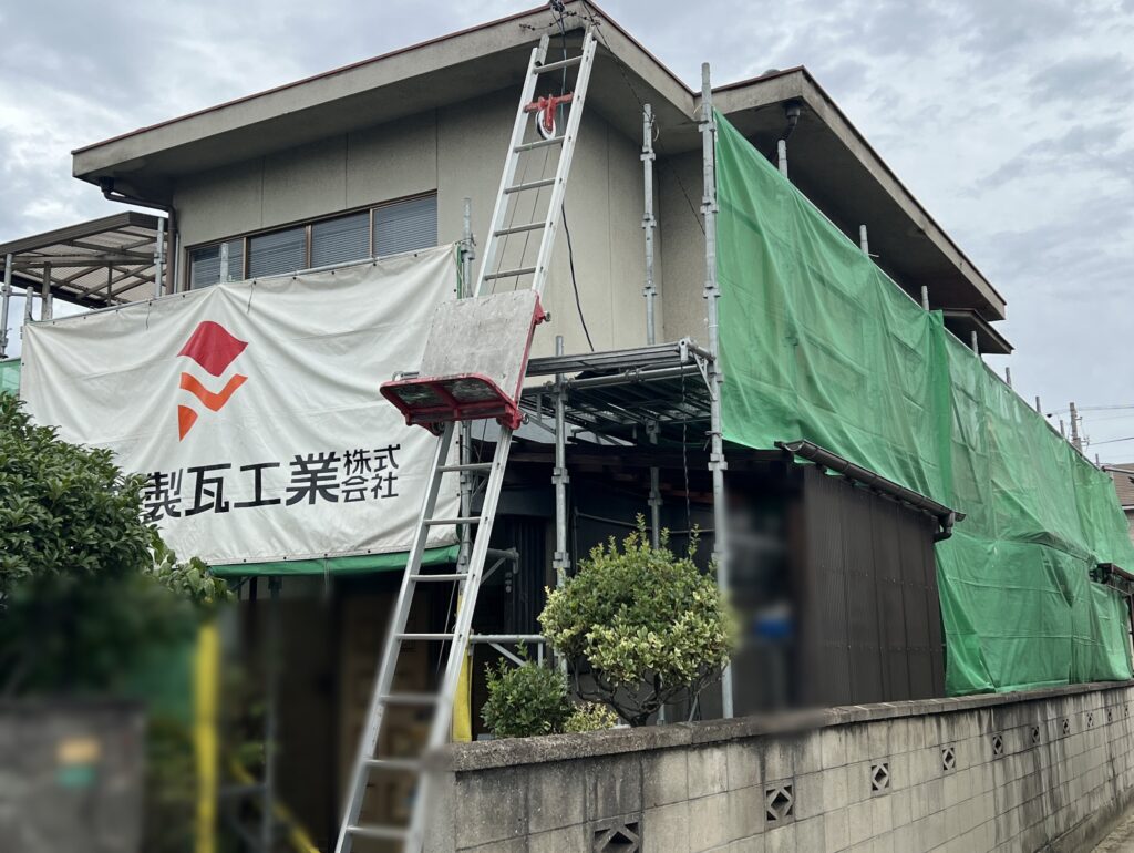 ①足場を設置します。