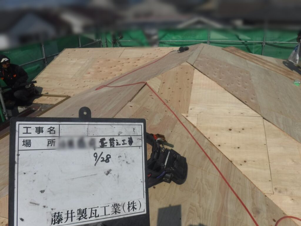 ③屋根下地補強の為に、9ｍｍの合板で屋根板の増し張りをします。