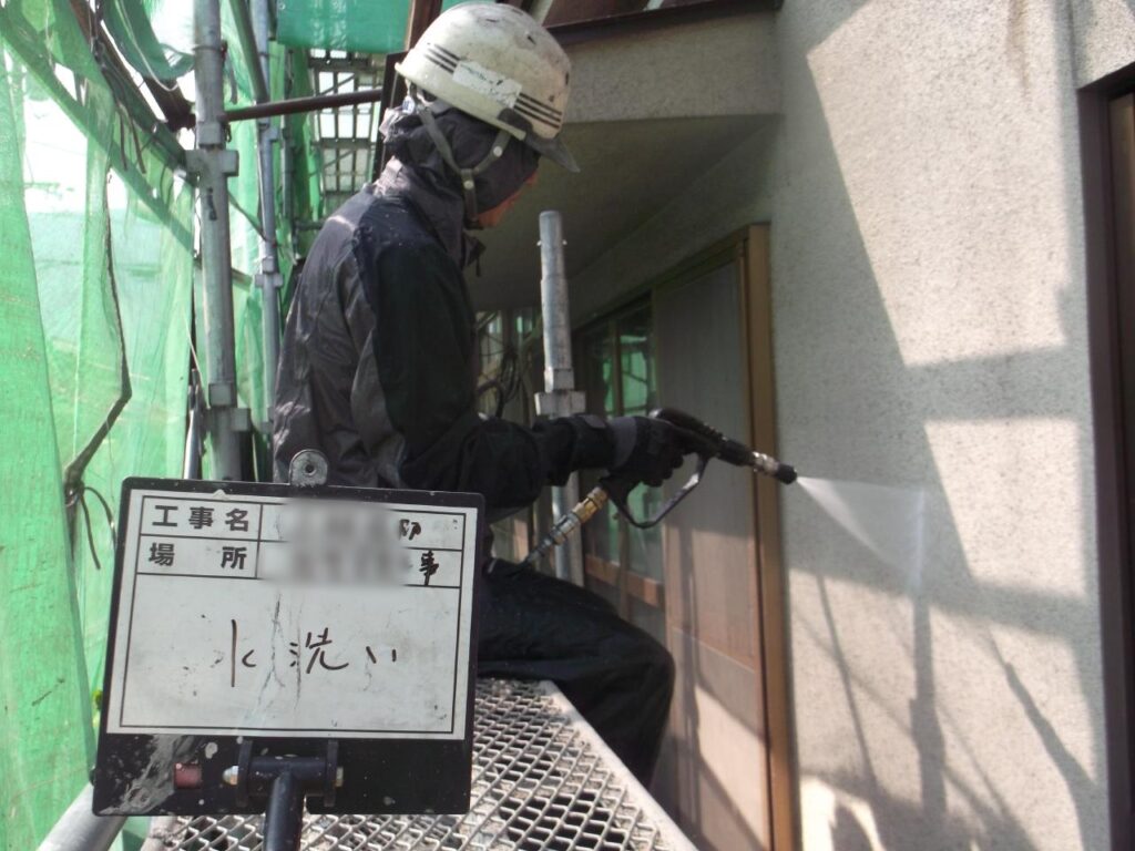 ①高圧洗浄で壁の汚れを落とします。