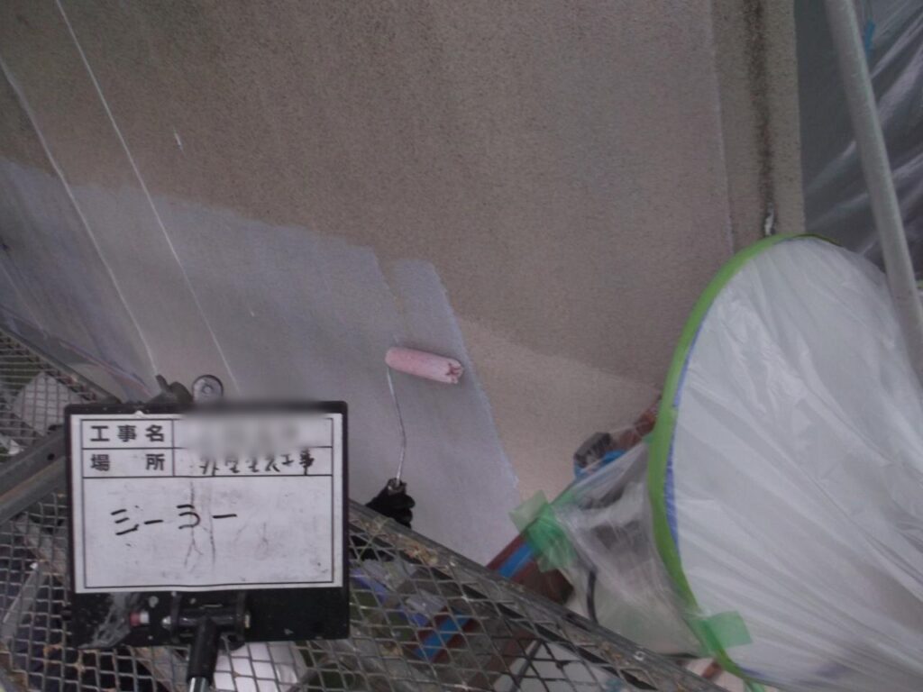 ③下塗り材を塗布します。