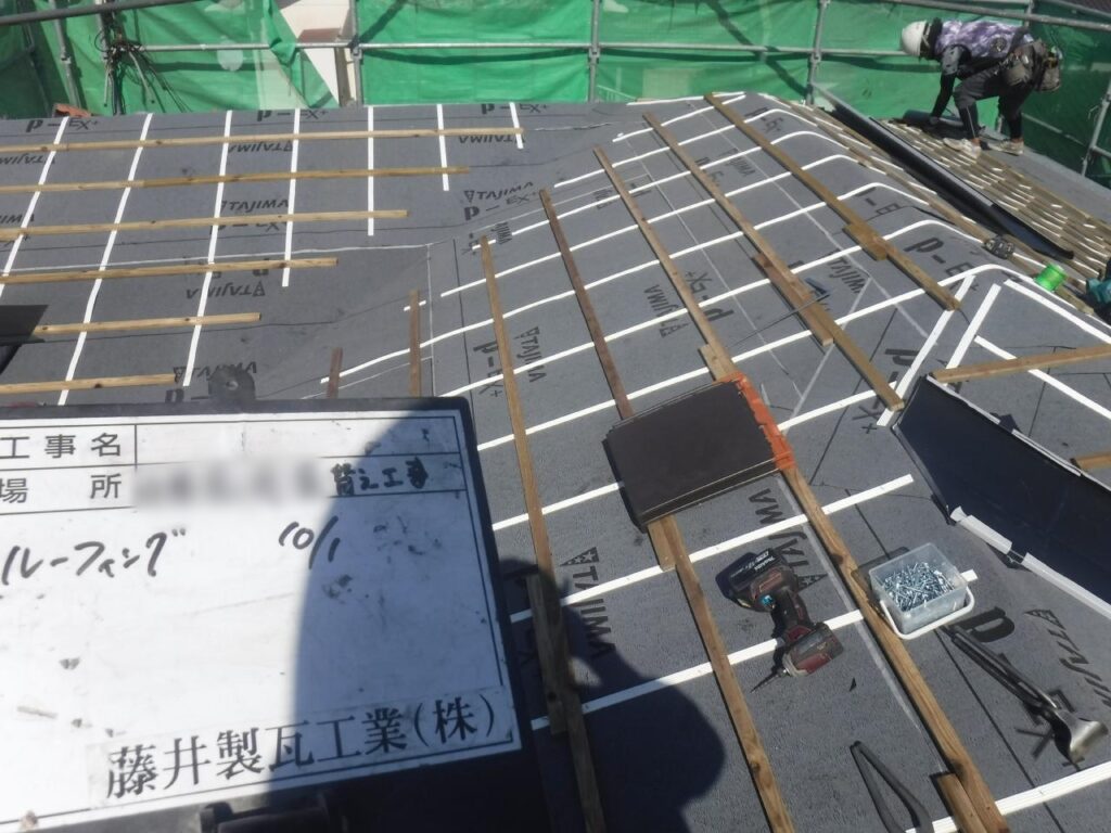 ④新しい防水紙、縦残テープ、瓦残を取付けます。