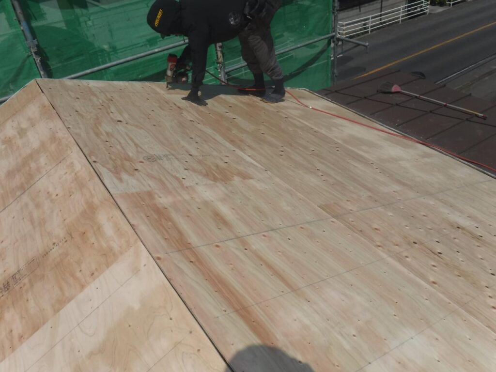 ②屋根下地の補強の為に合板の増し張りをします。