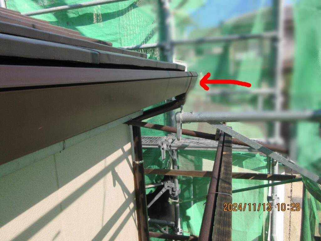 新しく雨樋を取付けます。