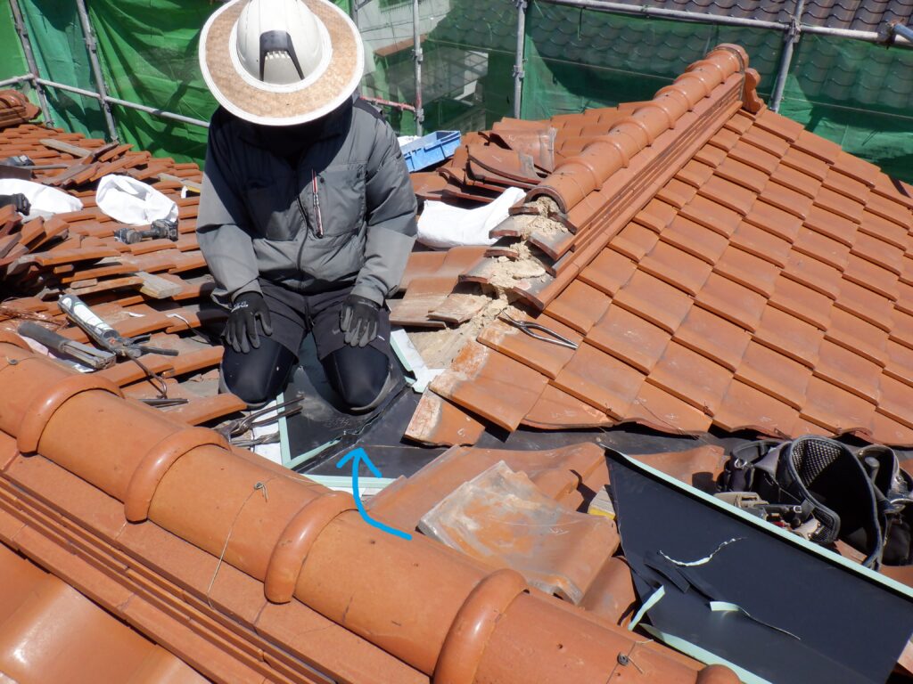 ③新しい谷板はステンレス製のものを使用します。