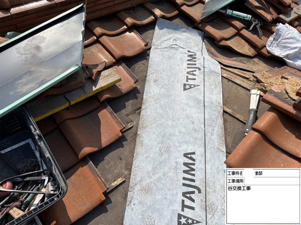 ②新しい防水紙を敷きます。