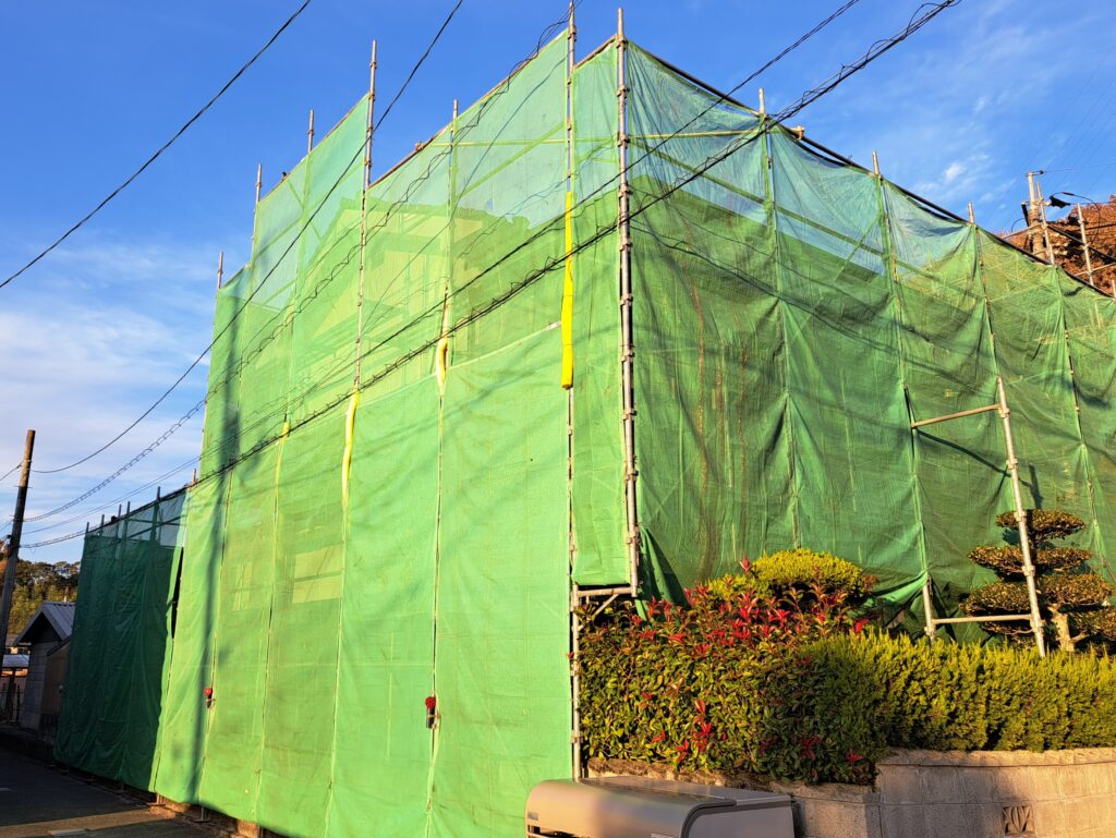 ①足場を設置します。