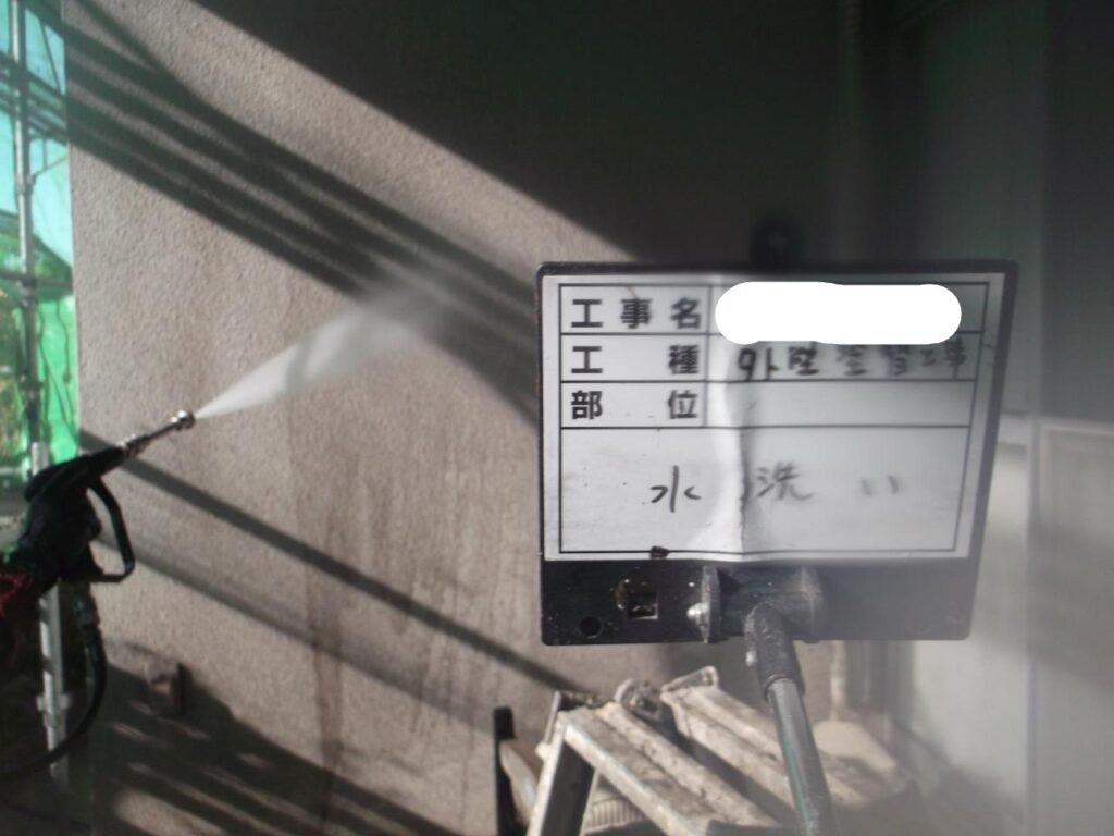 ①高圧水洗浄で汚れを落とします。