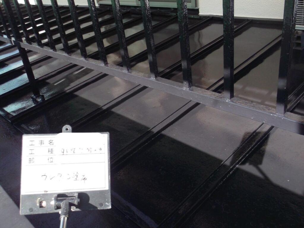 ②上塗りを行います。<br />
ウレタン系の塗料を使用します。