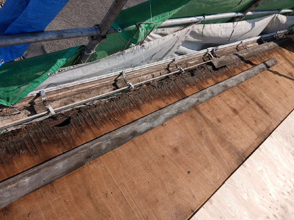 古い屋根材を撤去したことで、屋根下地が腐食していることが分かりました。<br />
